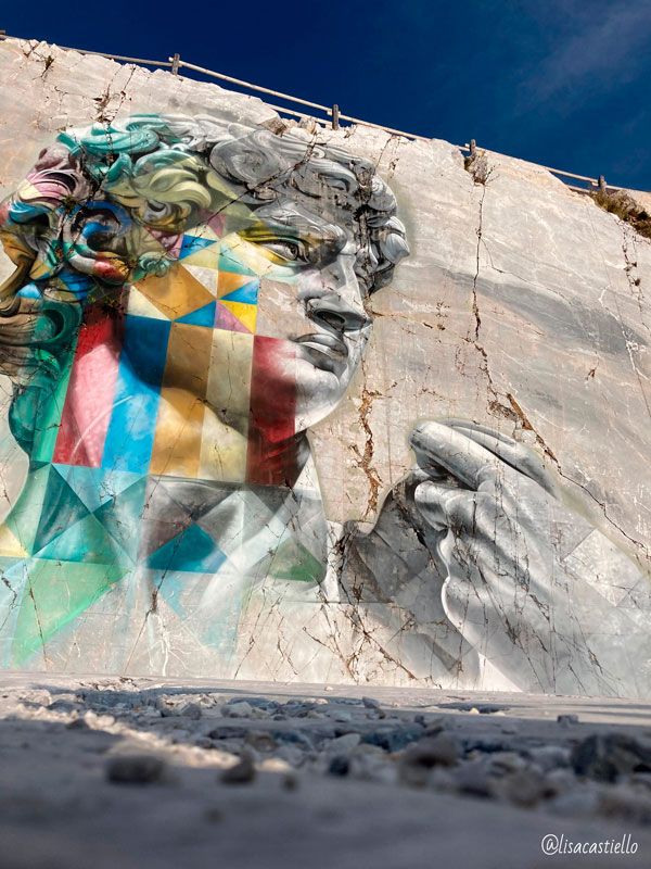 La famosa montaña más desconocida - kobra grafiti sobre marmol